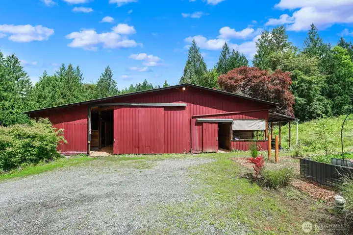 Lots of parking. Room for Rv, horse trailers etc