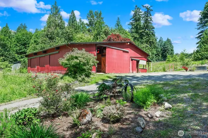 6 stall Barn with turn out and more.