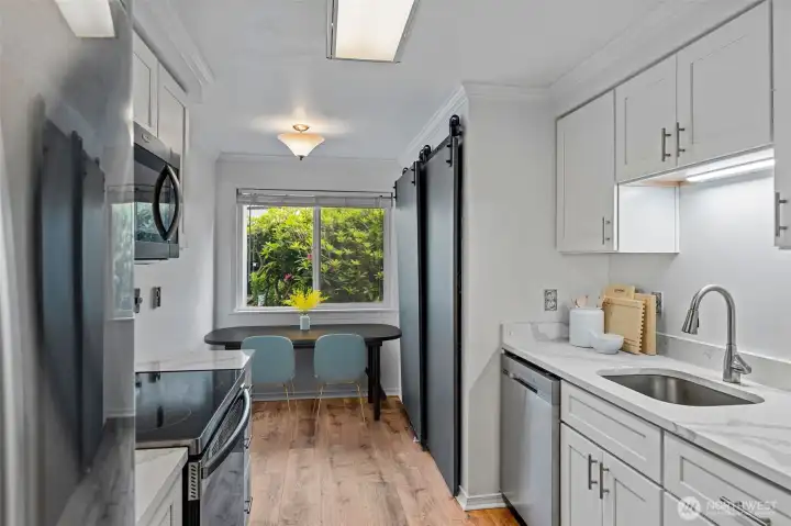 Virtually staged eating space