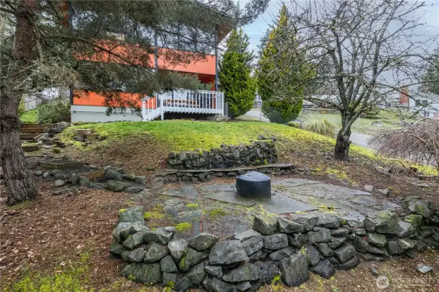 Flagstone patio & fire pit