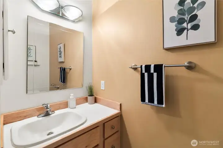 Main floor 1/2 bath
