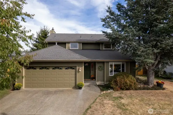 Tucked at the end of a quiet cul-de-sac, this Curtis Lang resale offers the perfect blend of peace and privacy. The Eastwood Forest neighborhood even includes its own community park just steps away. Fresh updates bring peace of mind, with new carpet(2025), furnace and A/C (2017) plus a hot water tank (2022). Comfort and efficiency are already in place for the next owner.