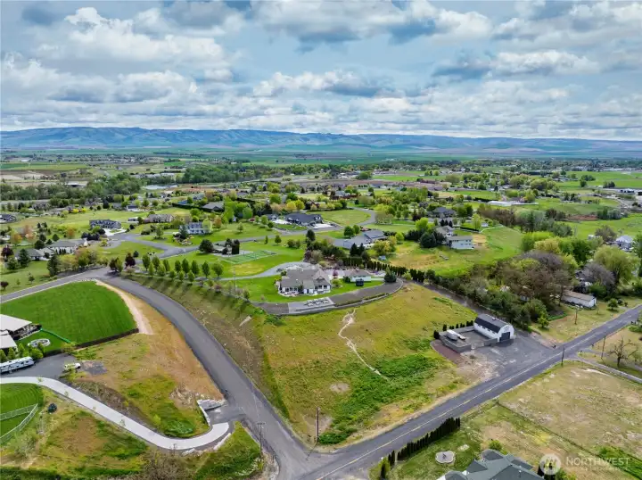 Shop and Guest House on Property