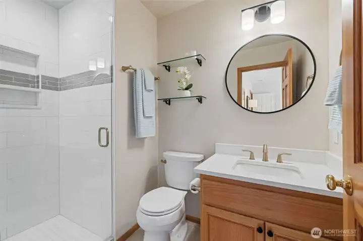 Secondary bedroom ensuite bath.