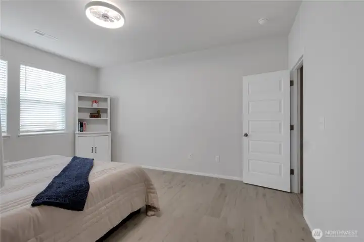 Full size primary suite