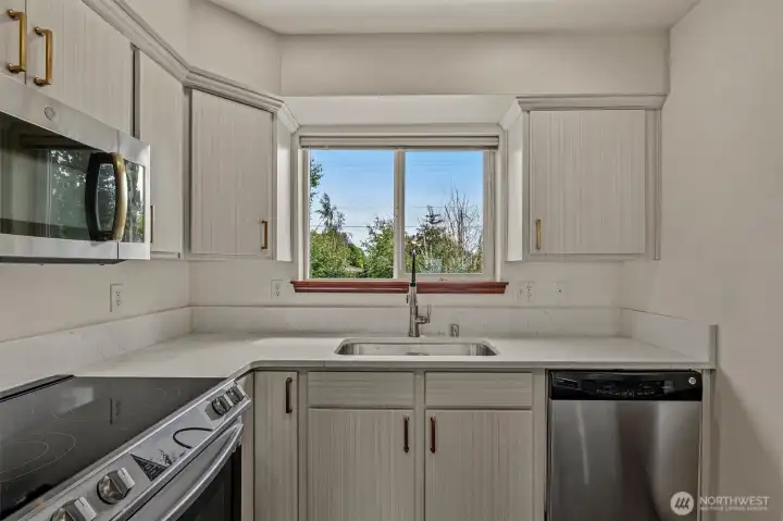 Updated kitchen with quartz countertops. New Range and refrigerator. Updated kitchen with quartz countertops. New Range and refrigerator.