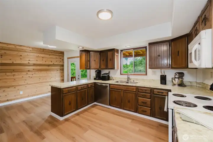 So much room, plenty of cabinets and counters! So much room, plenty of cabinets and counters!
