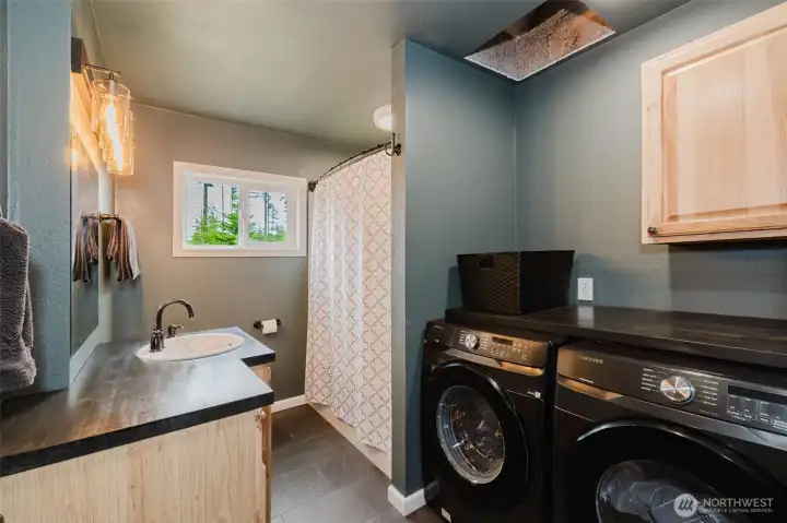 Main Floor Full Bath with tile floors! Main Floor Full Bath with tile floors!