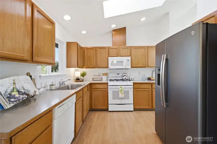 Spacious Kitchen with Skylight Spacious Kitchen with Skylight
