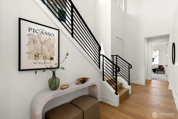 Open and airy foyer, tons of natural light Open and airy foyer, tons of natural light