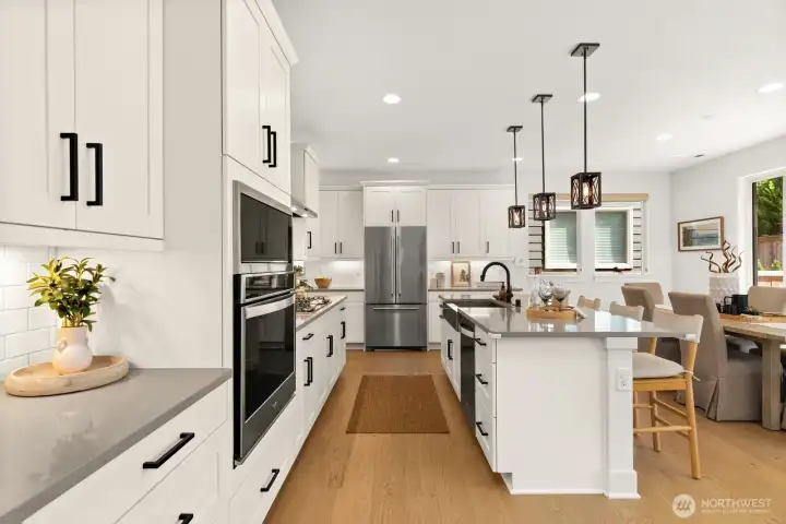 Plenty of storage, with pull out cabinets Plenty of storage, with pull out cabinets