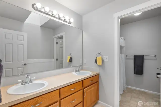 Full hall bath upstairs