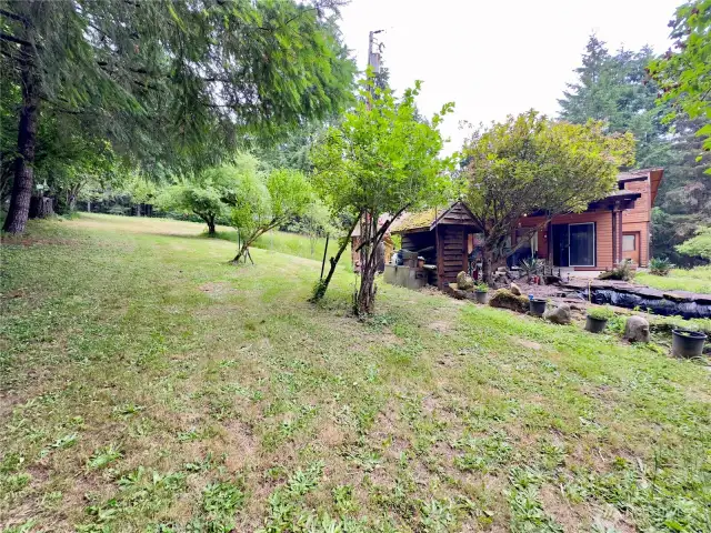 Side yard and view towards patio of the single level home at 818 NW 349th St, La Center WA in Clark County
