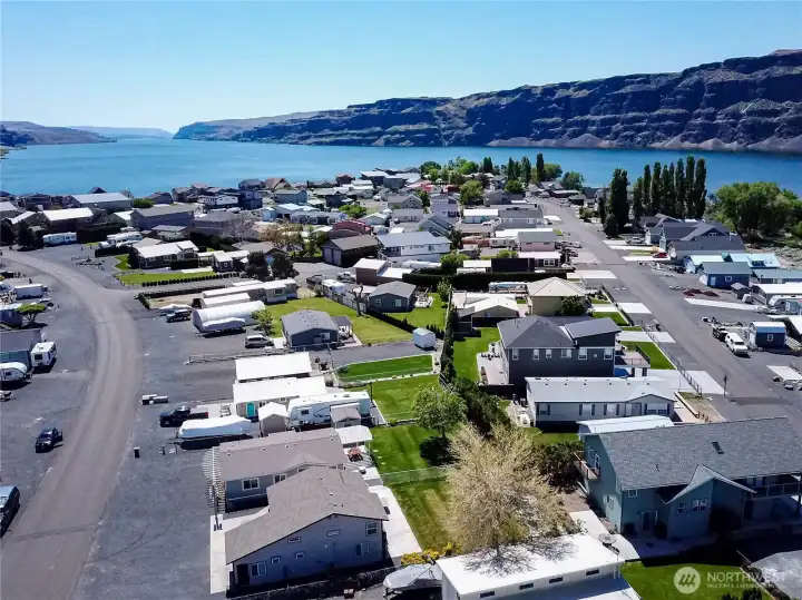 5 min walk to the beach!