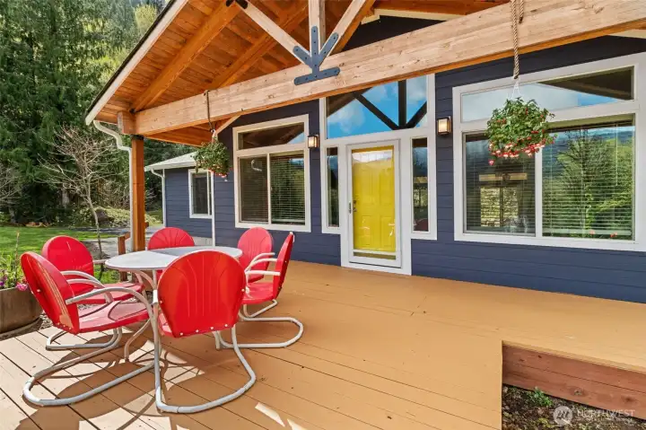 Full sun private deck surrounded by mountain views!