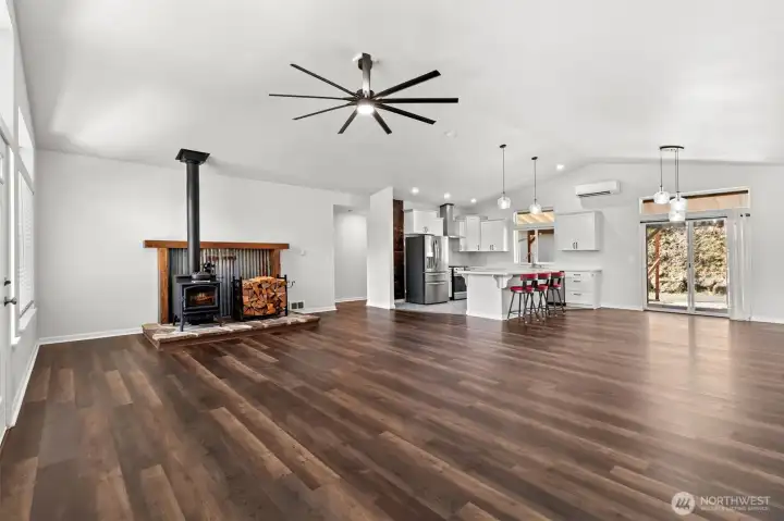 Open concept - vaulted ceilings - perfect floor plan!