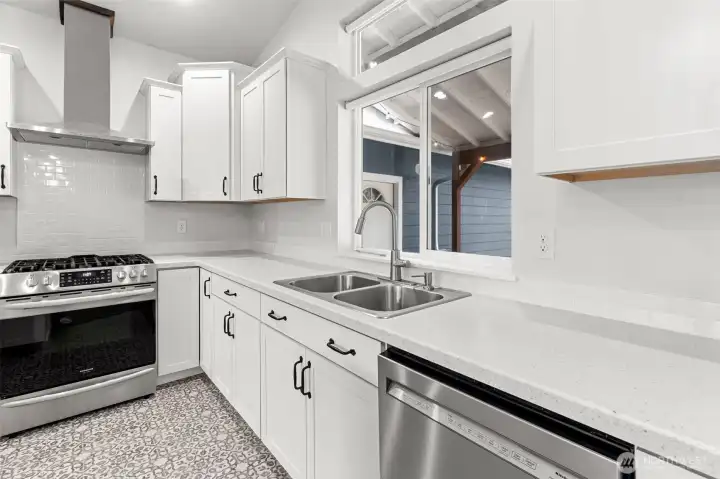 Stylist and Functional kitchen with all the amenities!