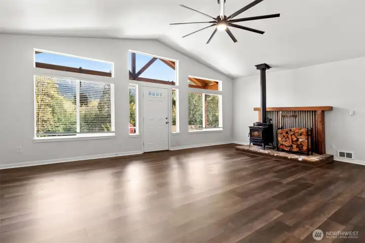 Surrounded by forest & mountain scenery!