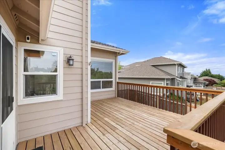 This deck is right off of the kitchen eating area.
