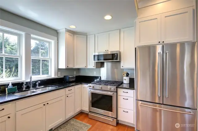 Stainless appliances and granite counters-great for easy clean up!