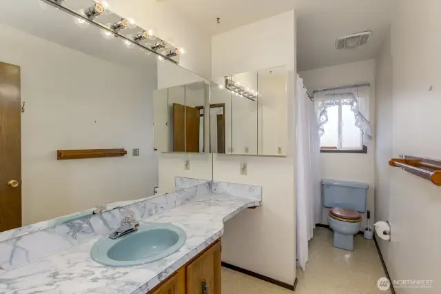 he full bath between bedrooms # 2 & 3.