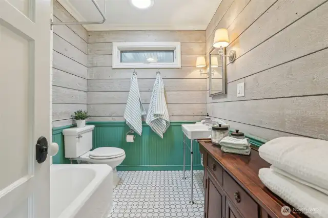Full guest bath on main