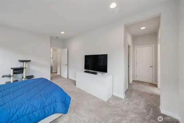 Primary w/ hall to bath & large walk in closet