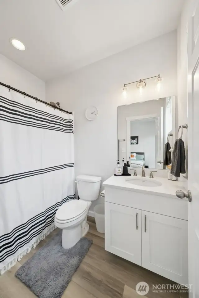 Junior suite bath