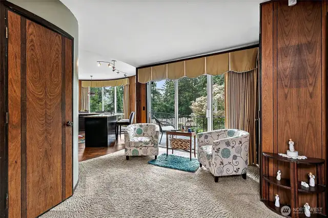 Beautiful and well-maintained rosewood throughout