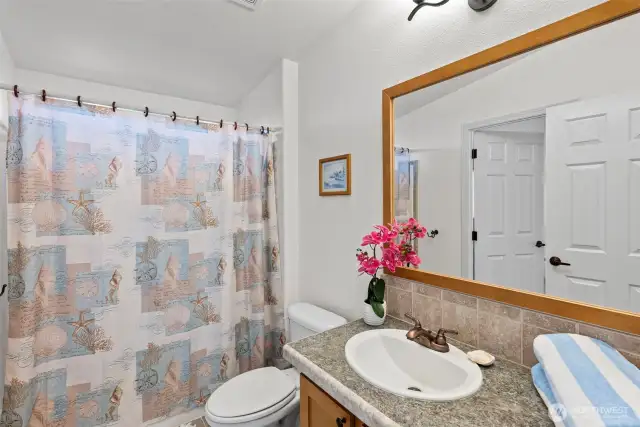 1 Full bath connected to Bonus room 1