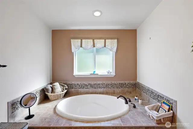Huge bath tub in primary