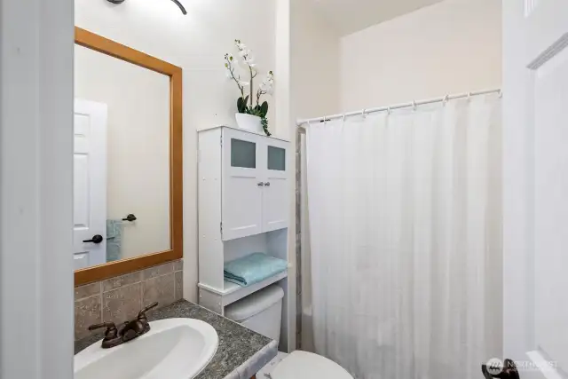 Full bathroom #2