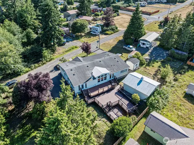 House sits on 3 lots in paradise Bay
