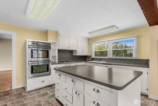Double ovens and and a dream kitchen for the serious chef!