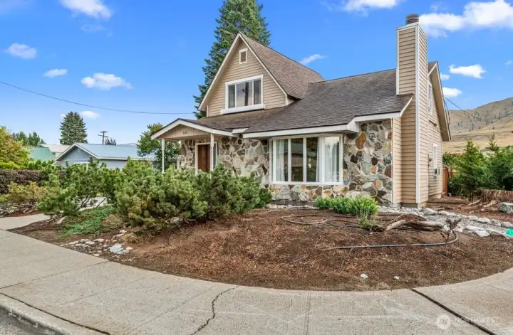 Located near to all that is worth checking out in the core of Chelan.