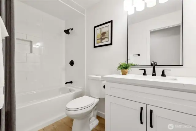 Full bath in hallway