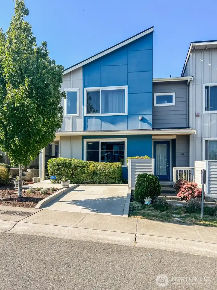 Beautiful single family home with great access to the city and the airport.