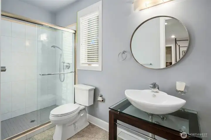 Ensuite bath to one of the bedroom suites