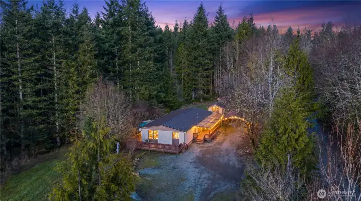 Welcome home to Lake Walker area of Enumclaw!