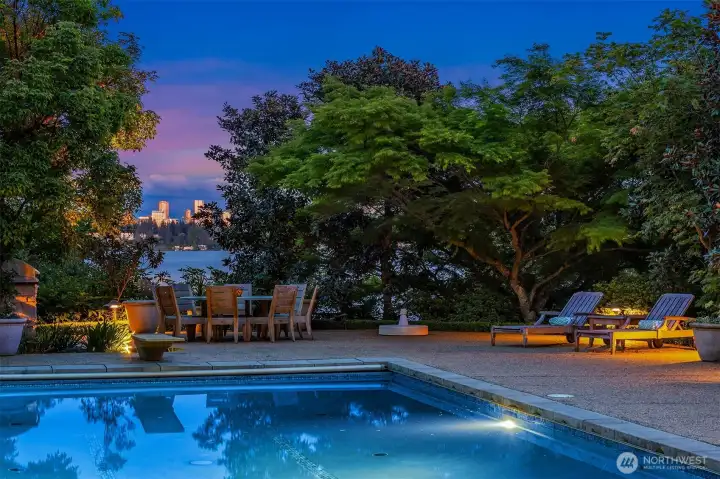 City panorama, gorgeous pool