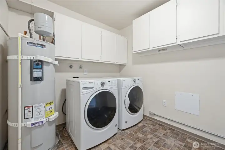 Utility room w/new floor and appliances