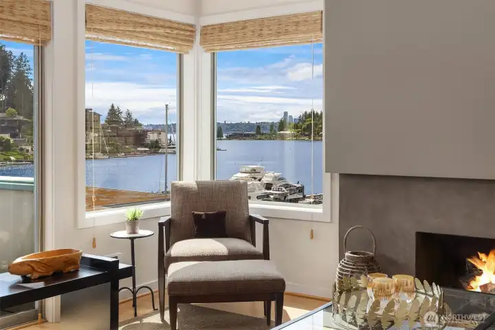 Large windows emphasizing the view and bringing in ample natural light. Large windows emphasizing the view and bringing in ample natural light.
