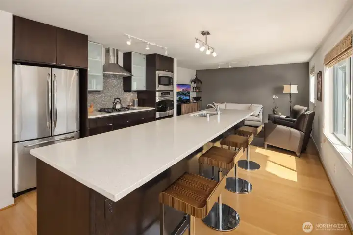 Oversized eating bar, perfect for entertaining. Oversized eating bar, perfect for entertaining.