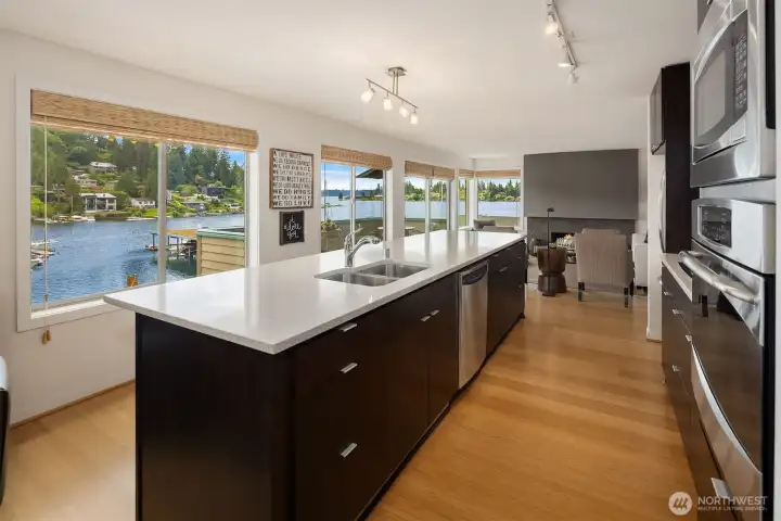 Oversized island perfect for entertaining. Oversized island perfect for entertaining.