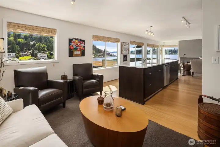 Additional living space suitable for sitting or dining room. Additional living space suitable for sitting or dining room.