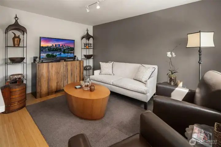Additional living space suitable for sitting or dining room. Additional living space suitable for sitting or dining room.
