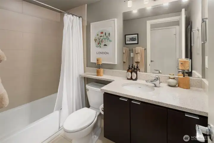 Full bathroom. Full bathroom.