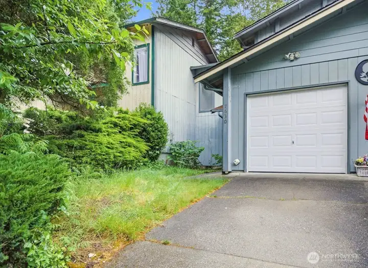 1 car garage and driveway for one car