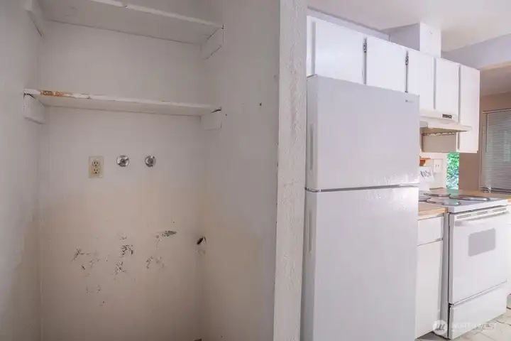 laundry area between kitchen and garage