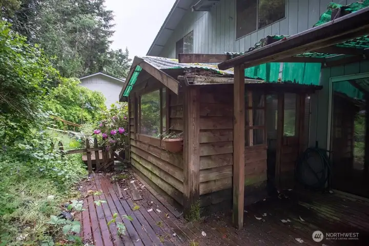 back deck with not tub enclosure